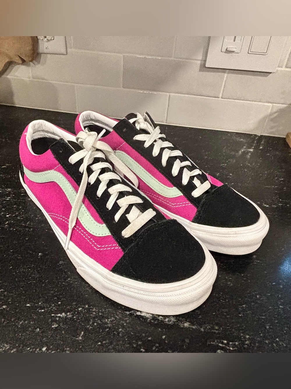 Classic Low-Top Women's Sneakers in Pink and Black Size 9.5 y2k Skater 90s